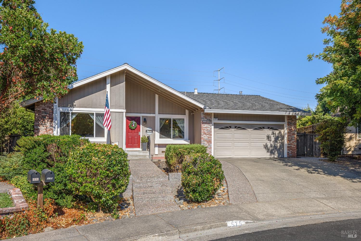 Detail Gallery Image 1 of 1 For 575 Coachlight Pl, Santa Rosa,  CA 95403 - 4 Beds | 2 Baths