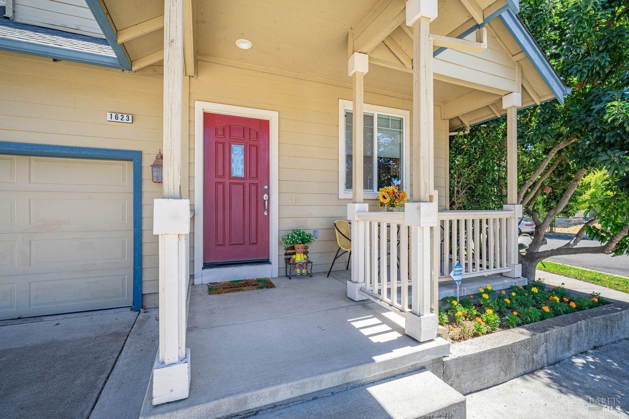 Detail Gallery Image 1 of 1 For 1623 Clover Ln, Santa Rosa,  CA 95401 - 3 Beds | 2/1 Baths