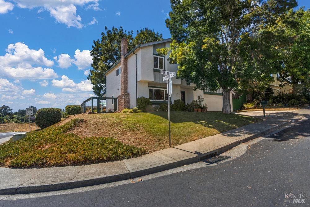 Detail Gallery Image 1 of 1 For 102 Tustin Ct, Benicia,  CA 94510 - 3 Beds | 1/1 Baths