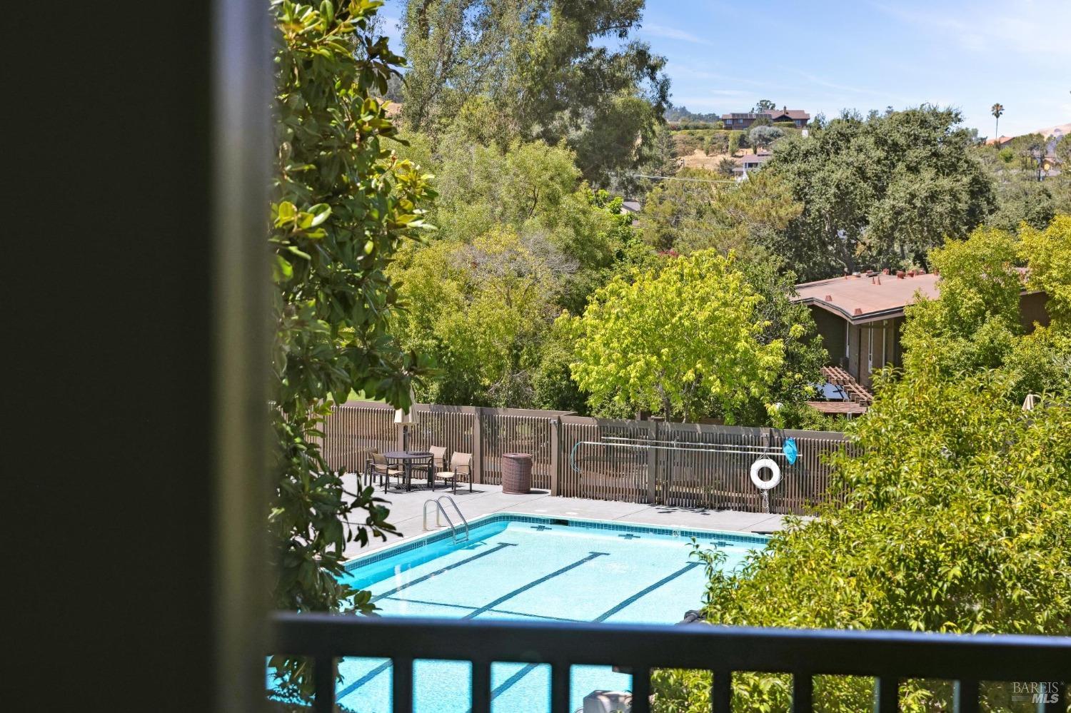 Detail Gallery Image 24 of 29 For 37 Forest Ln, San Rafael,  CA 94903 - 2 Beds | 2 Baths