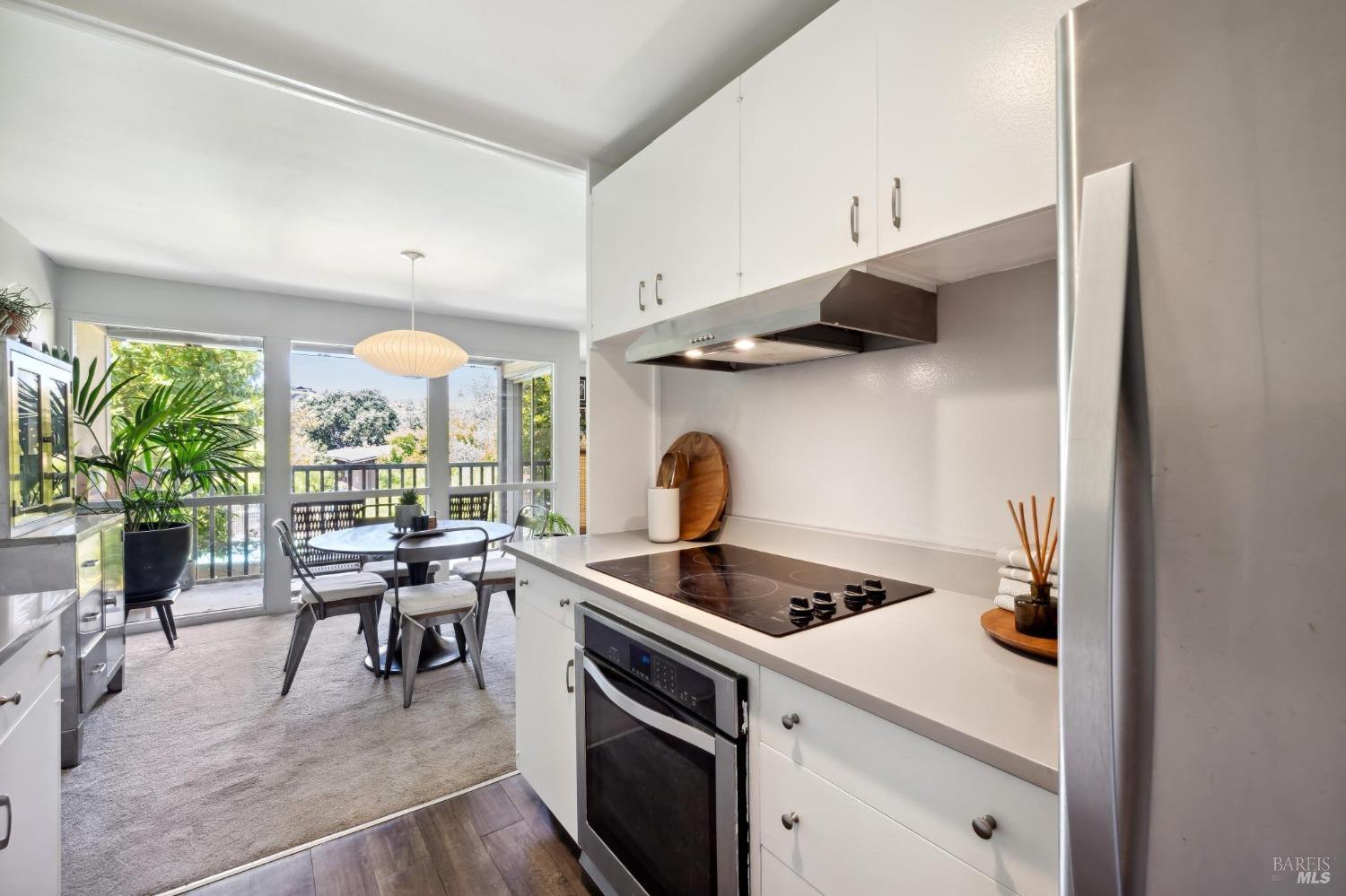 Detail Gallery Image 11 of 29 For 37 Forest Ln, San Rafael,  CA 94903 - 2 Beds | 2 Baths