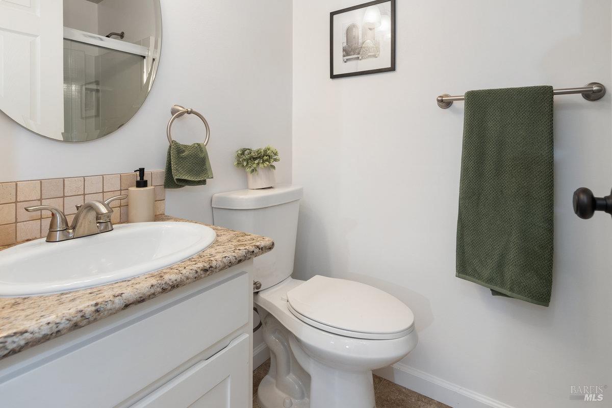 Detail Gallery Image 20 of 32 For 50 Surrey Ln, San Rafael,  CA 94903 - 2 Beds | 2 Baths