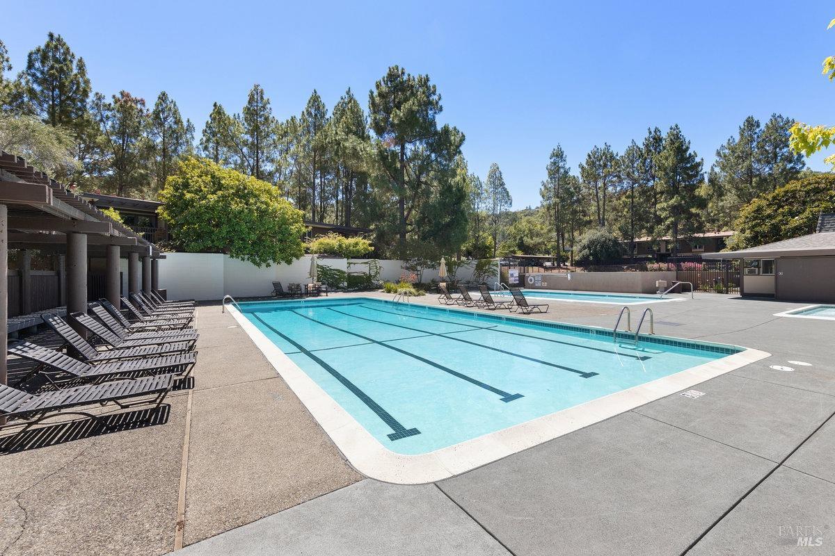 Detail Gallery Image 26 of 32 For 50 Surrey Ln, San Rafael,  CA 94903 - 2 Beds | 2 Baths