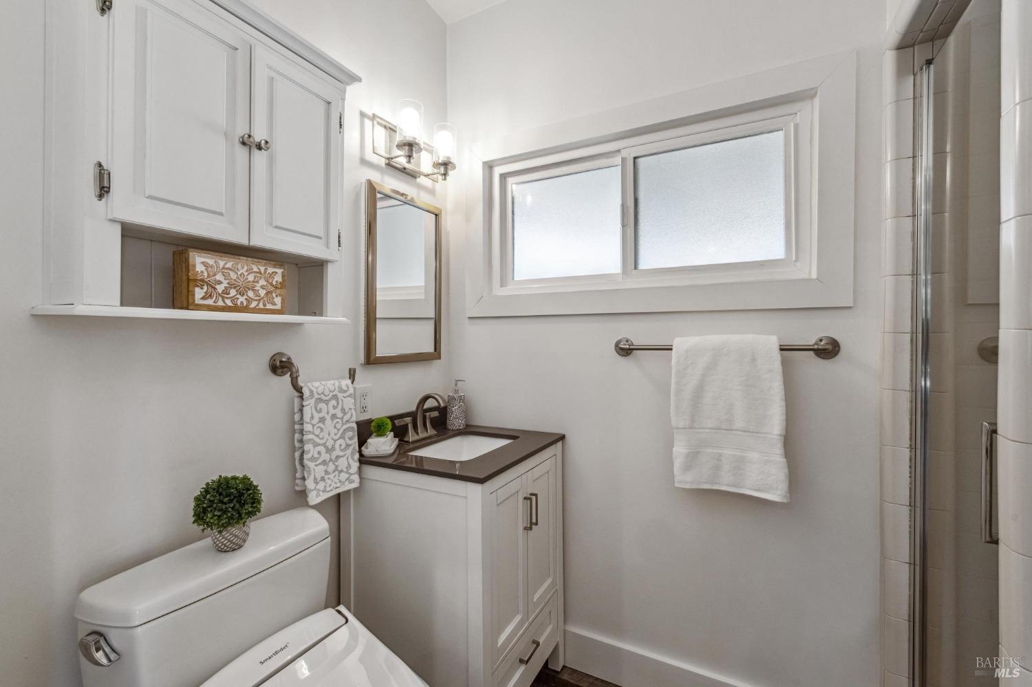 Detail Gallery Image 6 of 20 For 205 Labrea Way, San Rafael,  CA 94903 - 3 Beds | 2 Baths