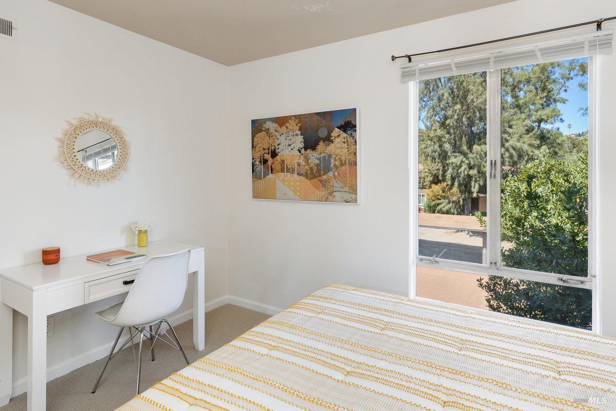 Detail Gallery Image 23 of 32 For 50 Surrey Ln, San Rafael,  CA 94903 - 2 Beds | 2 Baths