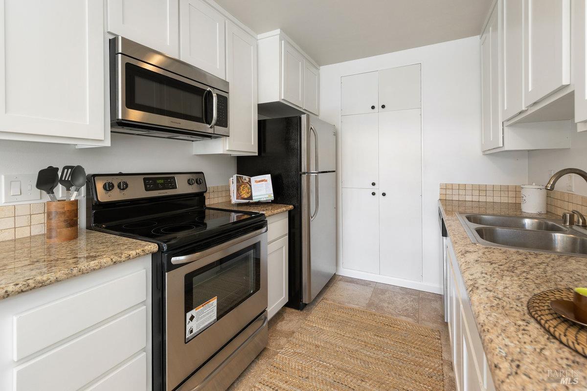 Detail Gallery Image 11 of 32 For 50 Surrey Ln, San Rafael,  CA 94903 - 2 Beds | 2 Baths