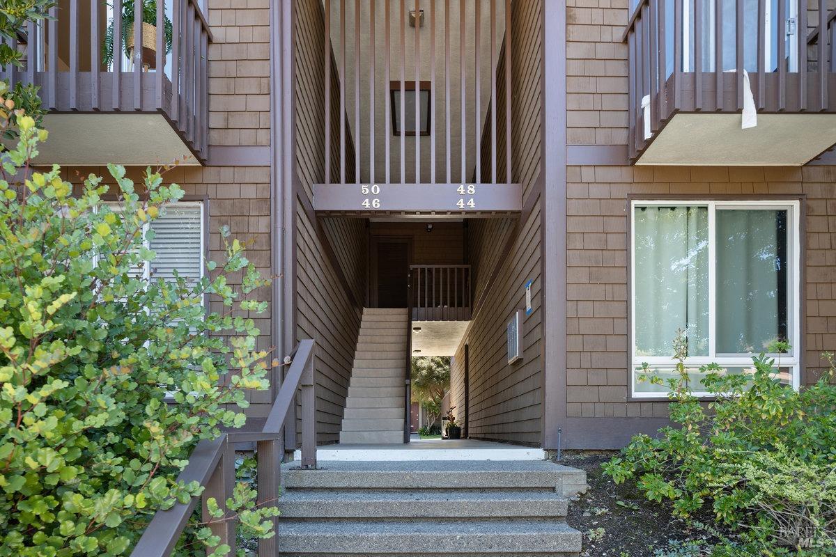 Detail Gallery Image 31 of 32 For 50 Surrey Ln, San Rafael,  CA 94903 - 2 Beds | 2 Baths