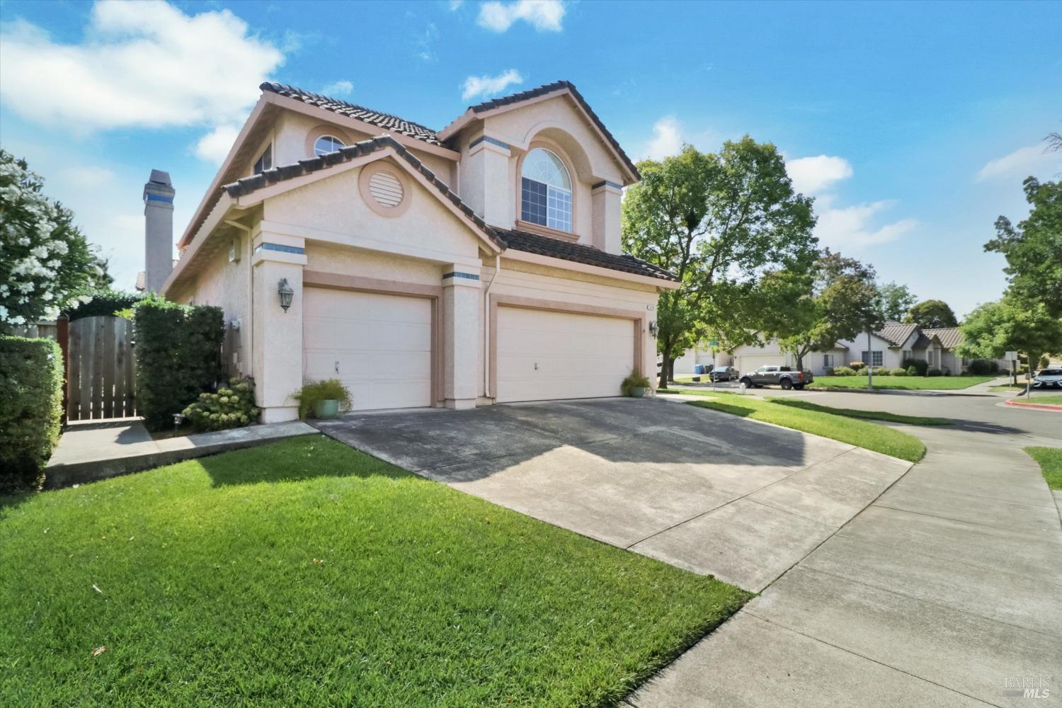 Detail Gallery Image 2 of 34 For 5426 Spring Lake Ct, Santa Rosa,  CA 95409 - 5 Beds | 3 Baths