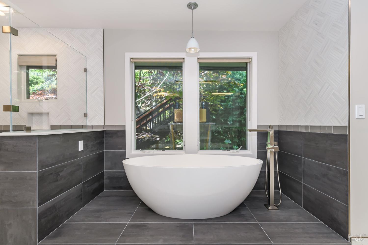 Detail Gallery Image 21 of 37 For 325 E Strawberry Dr, Mill Valley,  CA 94941 - 5 Beds | 4/1 Baths