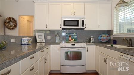 Detail Gallery Image 5 of 31 For 12744 Island Cir, Clearlake Oaks,  CA 95423 - 3 Beds | 2 Baths