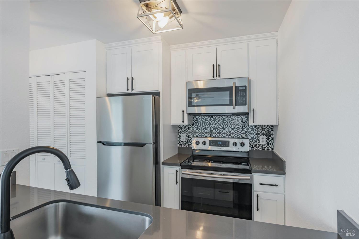 Detail Gallery Image 5 of 26 For 29621 Red Oak Ct #11,  Hayward,  CA 94544 - 2 Beds | 1 Baths