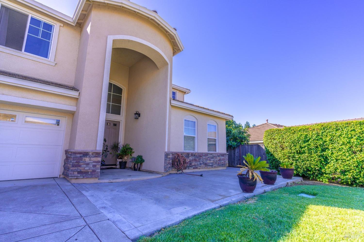 Detail Gallery Image 4 of 68 For 1834 Ridgebury Way, Fairfield,  CA 94533 - 5 Beds | 3/1 Baths