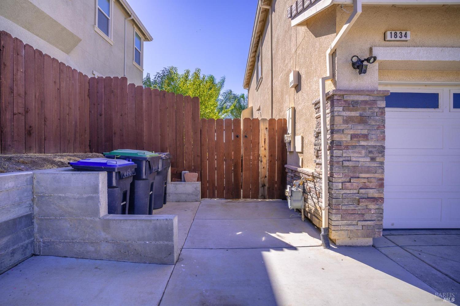 Detail Gallery Image 3 of 68 For 1834 Ridgebury Way, Fairfield,  CA 94533 - 5 Beds | 3/1 Baths