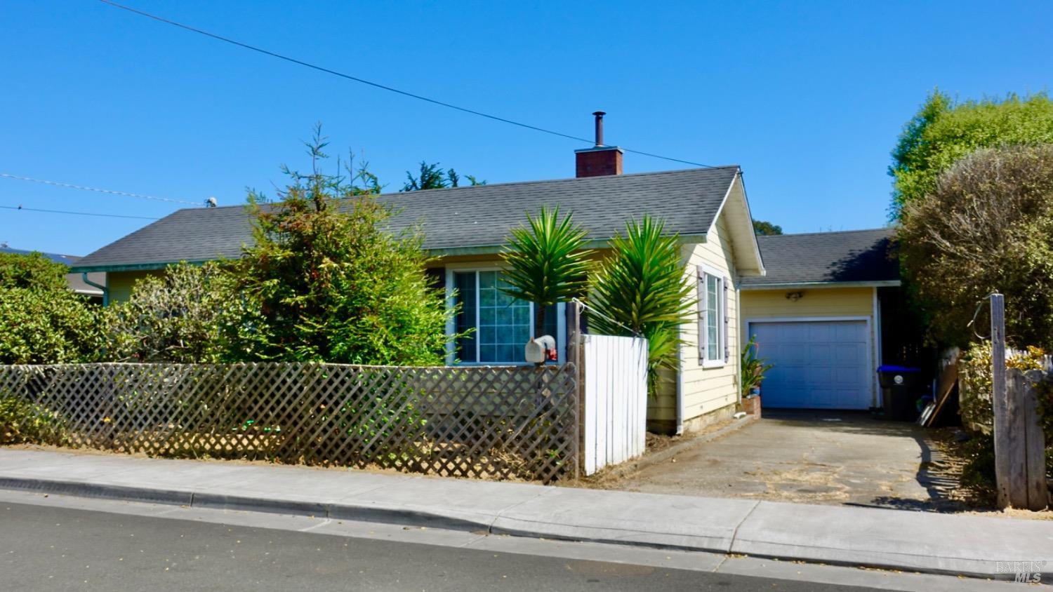 Detail Gallery Image 1 of 1 For 880 Woodward St, Fort Bragg,  CA 95437 - 2 Beds | 2 Baths