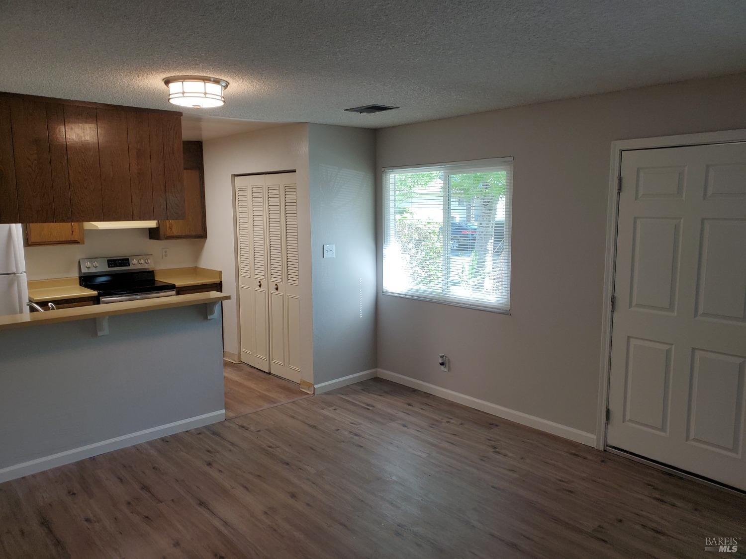 Detail Gallery Image 2 of 13 For 2304 Peppertree Way #1,  Antioch,  CA 94509 - 2 Beds | 1 Baths