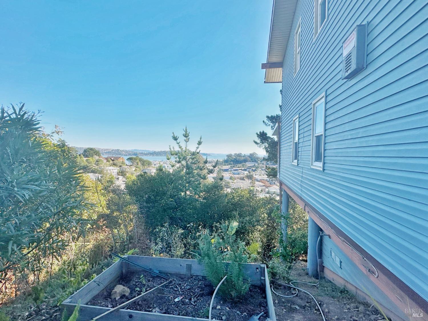 Detail Gallery Image 8 of 30 For 62 Buckelew St, Sausalito,  CA 94965 - 3 Beds | 1/1 Baths