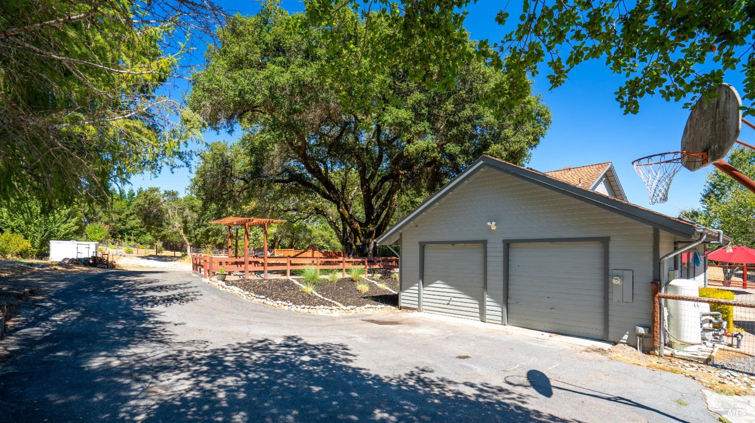 Detail Gallery Image 9 of 42 For 7293 Occidental Rd, Sebastopol,  CA 95472 - 3 Beds | 2/1 Baths