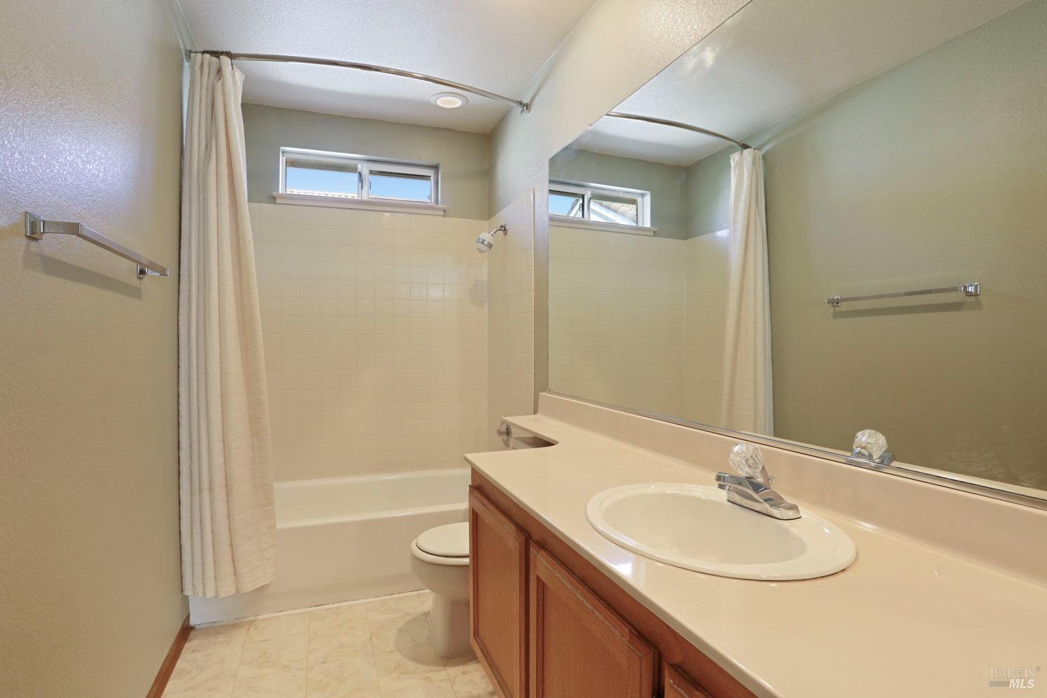 Detail Gallery Image 11 of 15 For 359 Stamper Cir, Suisun City,  CA 94585 - 4 Beds | 2/1 Baths