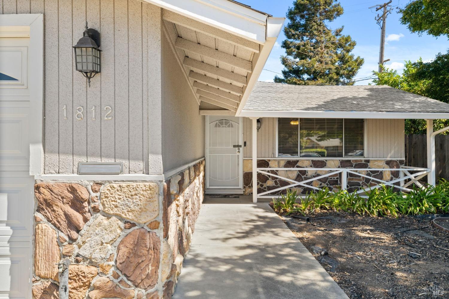 Detail Gallery Image 3 of 30 For 1812 Clay St, Fairfield,  CA 94533 - 3 Beds | 2 Baths