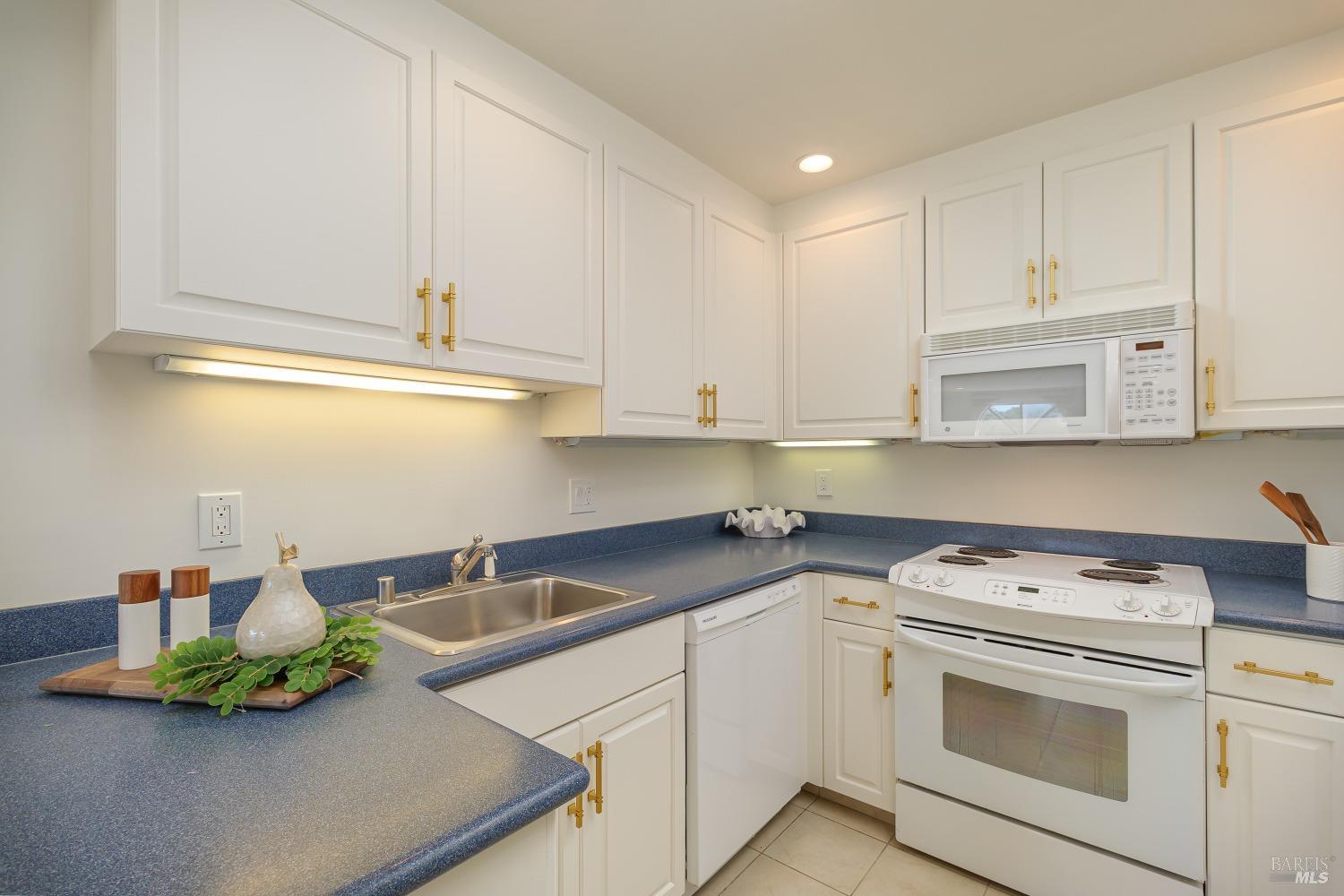 Detail Gallery Image 2 of 60 For 100 Thorndale Dr #424,  San Rafael,  CA 94903 - 2 Beds | 2 Baths