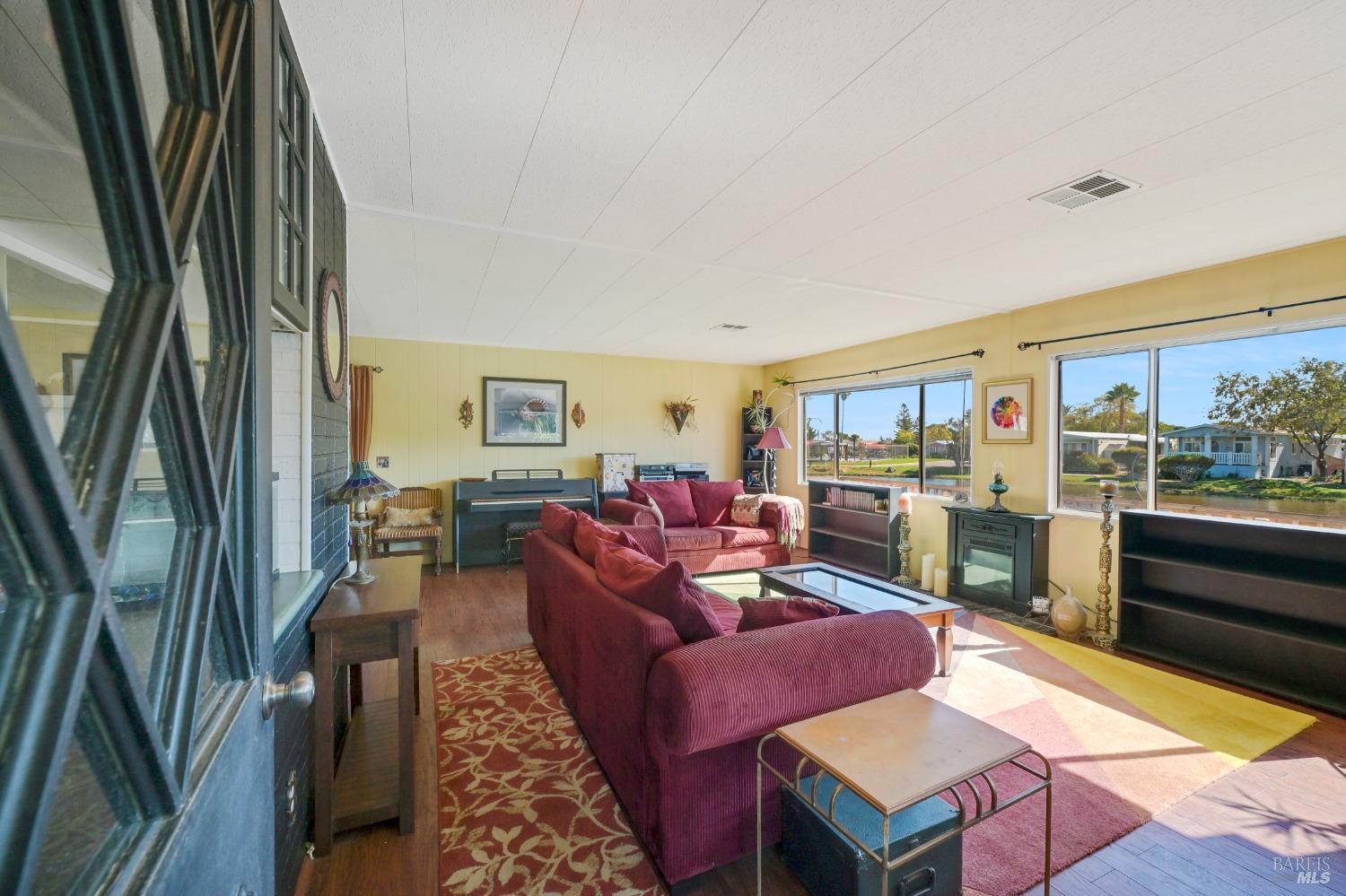 Detail Gallery Image 9 of 40 For 196 Isle Royale Ct, San Rafael,  CA 94903 - 3 Beds | 2 Baths