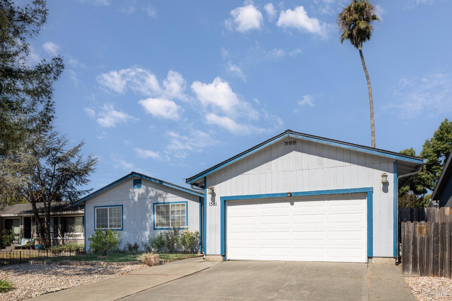 Detail Gallery Image 1 of 22 For 1581 Trellis Ln, Petaluma,  CA 94954 - 4 Beds | 2 Baths