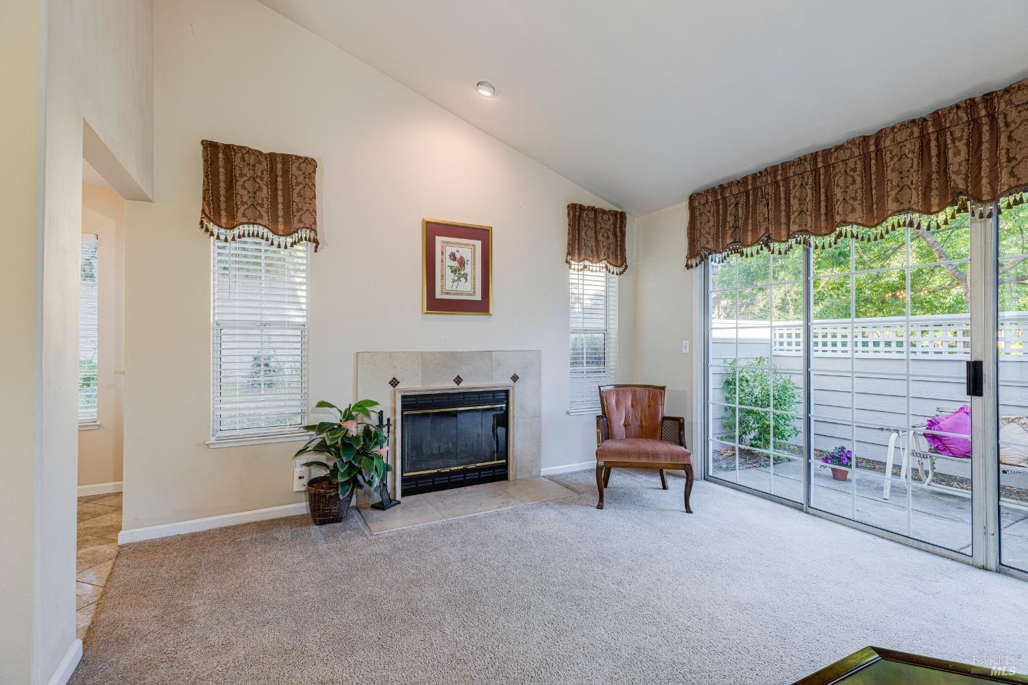 Detail Gallery Image 5 of 34 For 534 E Jasmine Cir, Santa Rosa,  CA 95407 - 3 Beds | 2/1 Baths