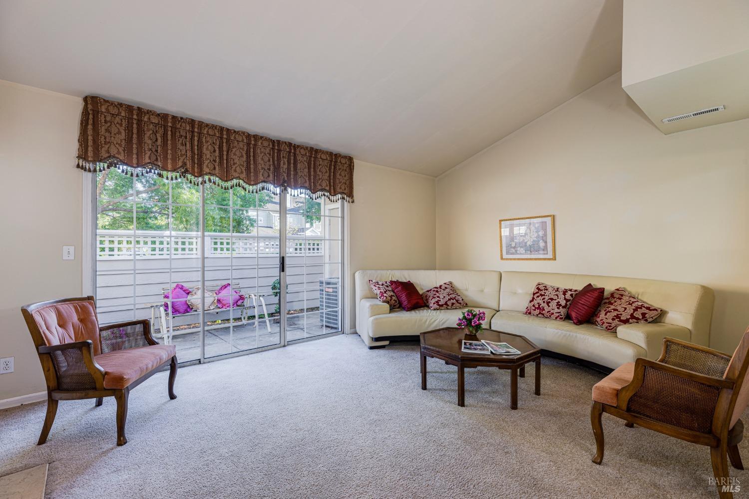 Detail Gallery Image 6 of 34 For 534 E Jasmine Cir, Santa Rosa,  CA 95407 - 3 Beds | 2/1 Baths