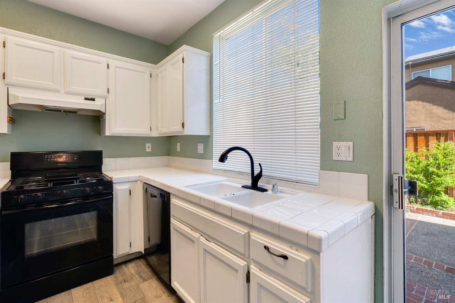 Detail Gallery Image 9 of 25 For 2298 Francisco Ave, Santa Rosa,  CA 95403 - 3 Beds | 2/1 Baths