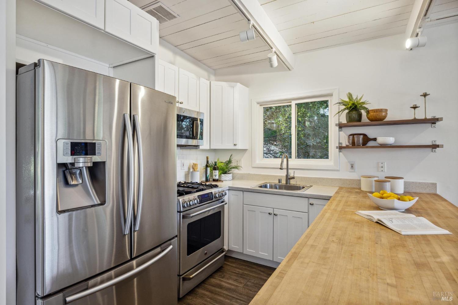 Detail Gallery Image 9 of 34 For 57 N Knoll Rd, Mill Valley,  CA 94941 - 2 Beds | 2 Baths