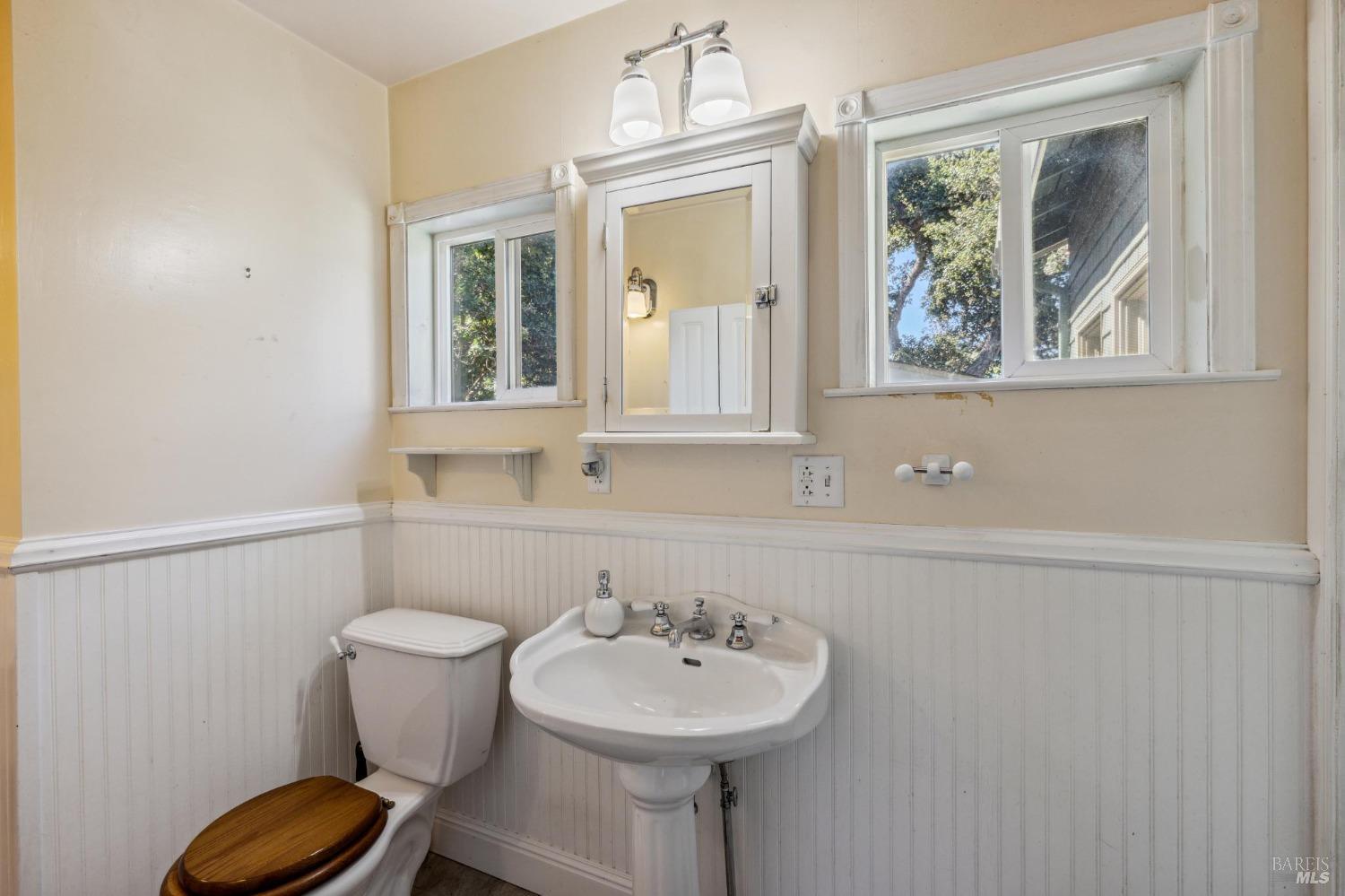 Detail Gallery Image 19 of 40 For 10 Hillside Ter, Novato,  CA 94945 - 2 Beds | 1 Baths