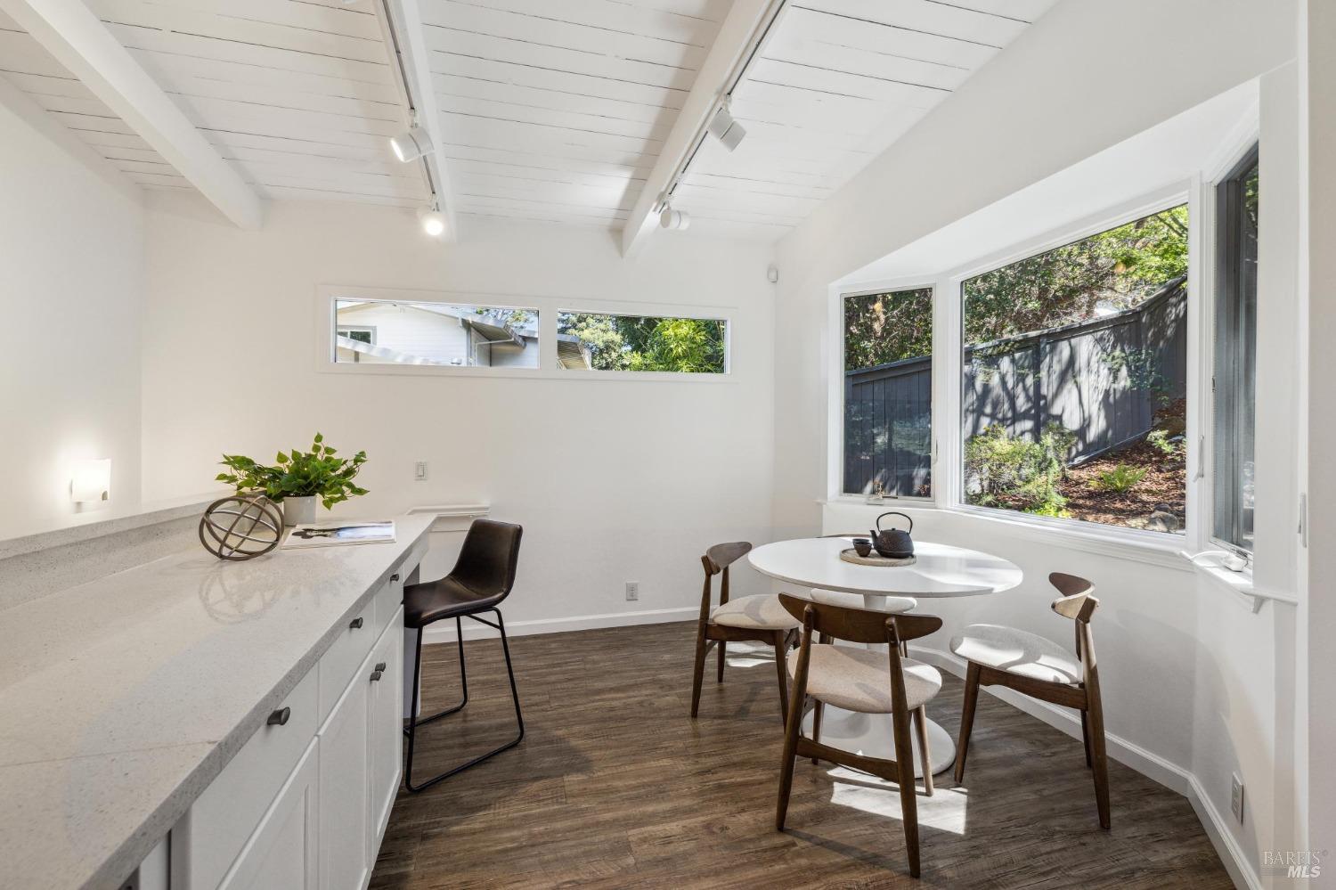 Detail Gallery Image 11 of 34 For 57 N Knoll Rd, Mill Valley,  CA 94941 - 2 Beds | 2 Baths