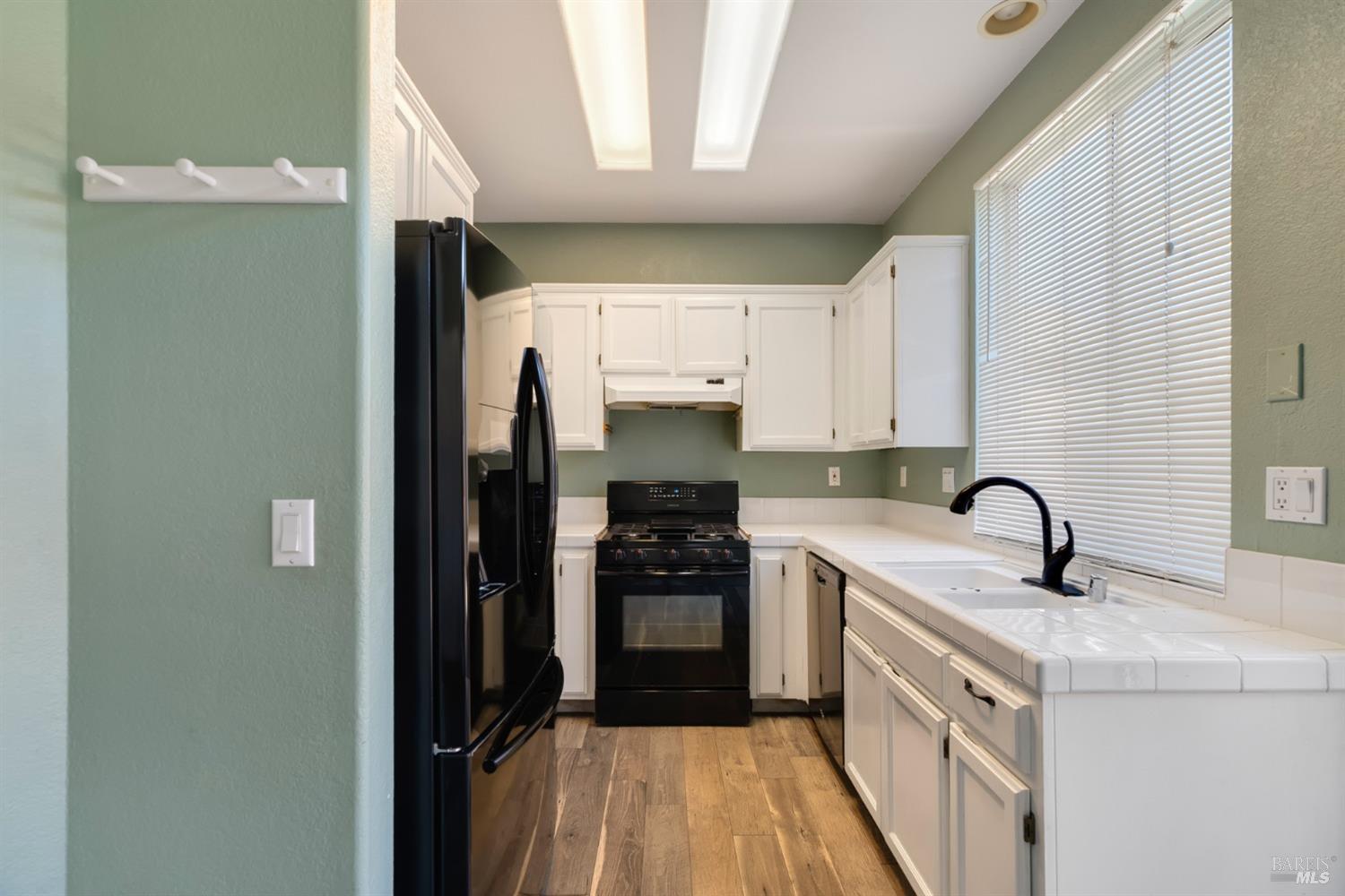 Detail Gallery Image 8 of 25 For 2298 Francisco Ave, Santa Rosa,  CA 95403 - 3 Beds | 2/1 Baths