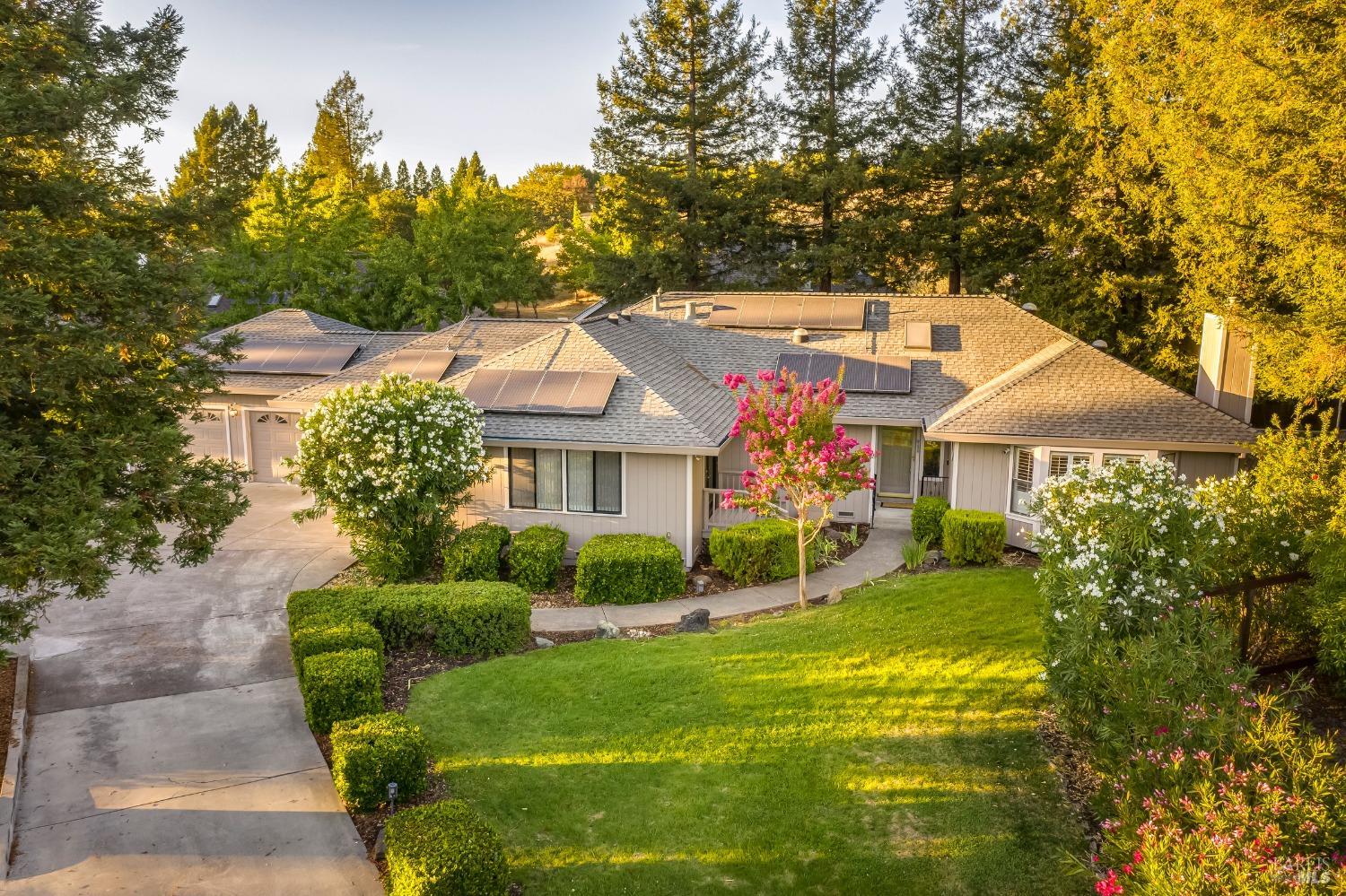 Detail Gallery Image 2 of 32 For 4711 Tee View Ct, Santa Rosa,  CA 95405 - 3 Beds | 3 Baths