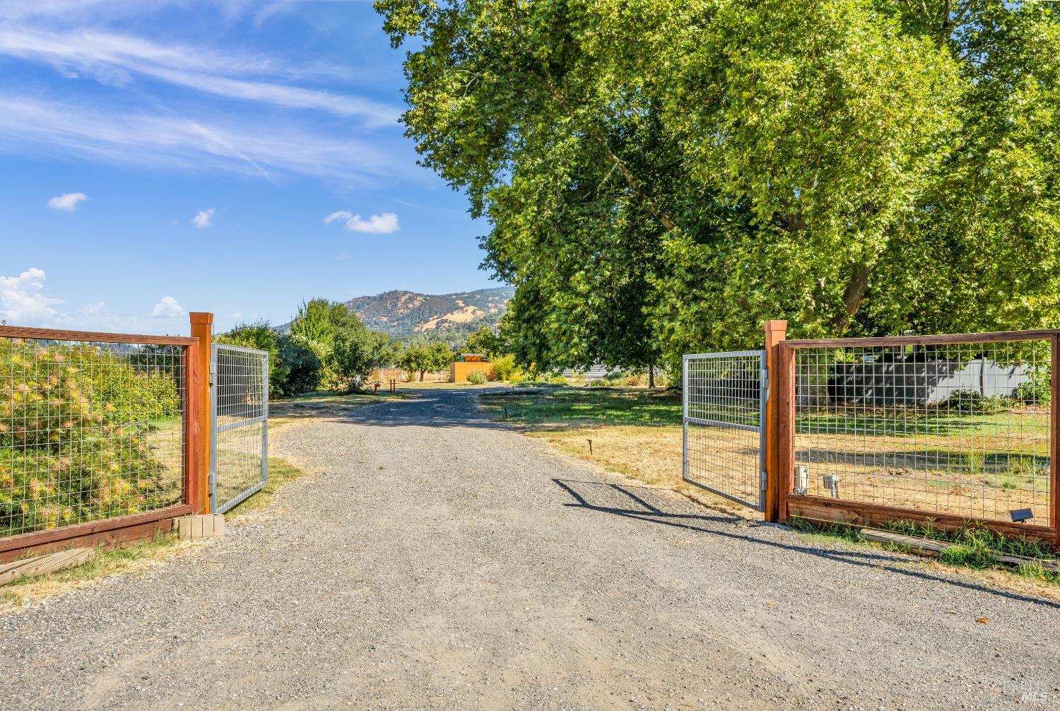 Detail Gallery Image 7 of 26 For 28755 River Rd, Cloverdale,  CA 95425 - 6 Beds | 4 Baths