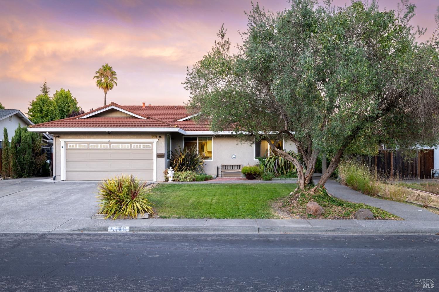 Detail Gallery Image 1 of 1 For 5746 Davis Cir, Rohnert Park,  CA 94928 - 3 Beds | 2 Baths