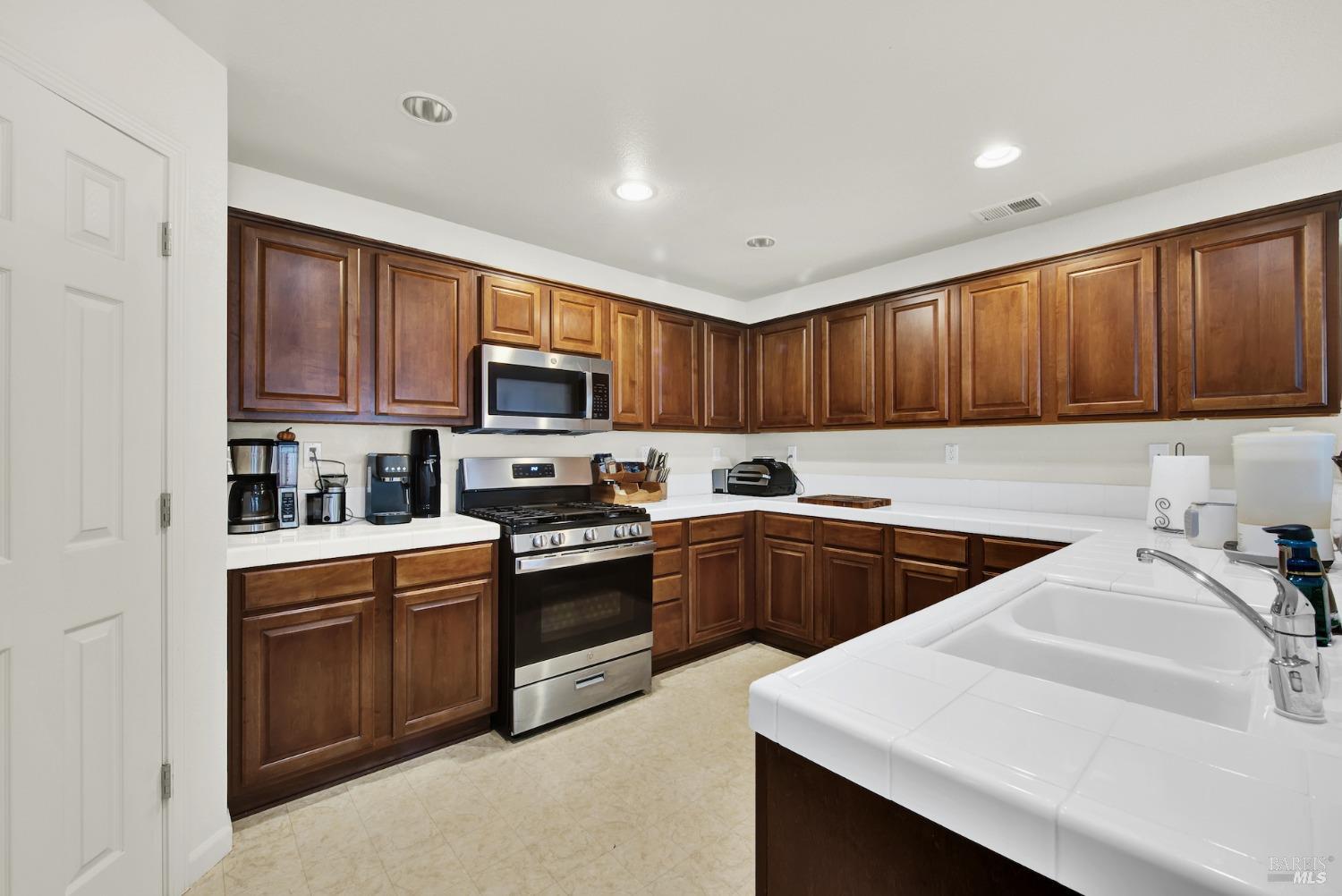 Detail Gallery Image 18 of 75 For 3143 Puffin Cir, Fairfield,  CA 94533 - 3 Beds | 2/1 Baths