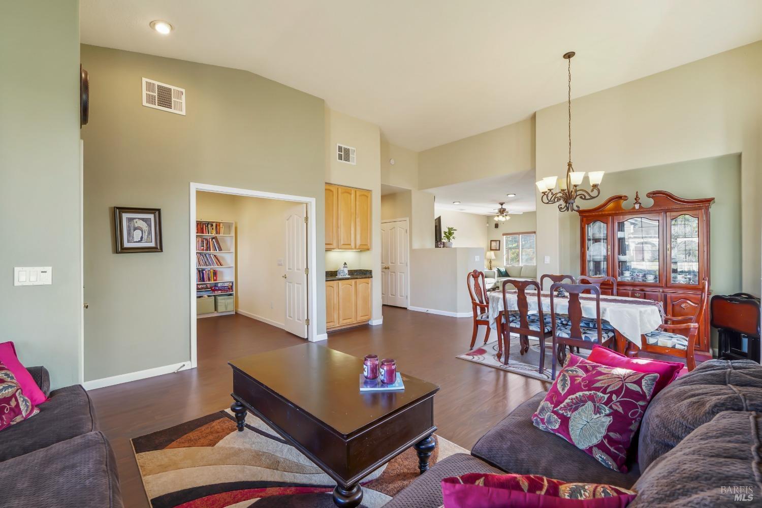 Detail Gallery Image 9 of 53 For 6272 Pebble Beach Dr, Vallejo,  CA 94591 - 4 Beds | 2 Baths