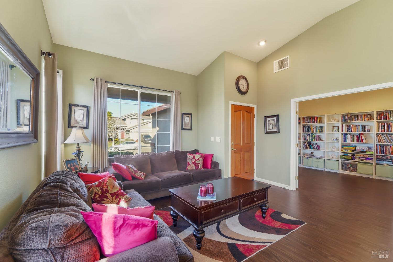 Detail Gallery Image 10 of 53 For 6272 Pebble Beach Dr, Vallejo,  CA 94591 - 4 Beds | 2 Baths