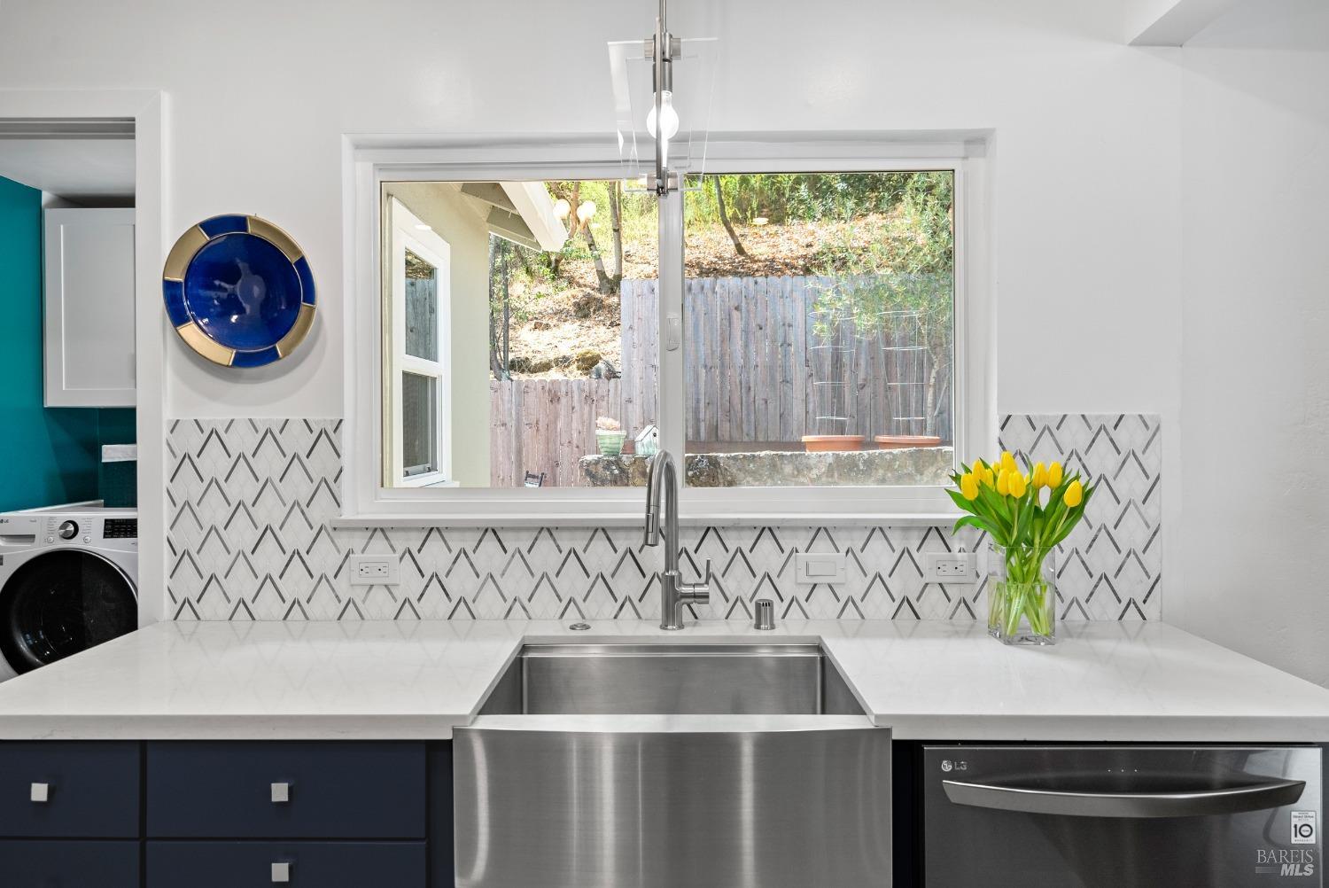 Detail Gallery Image 9 of 29 For 203 Coleman Dr, San Rafael,  CA 94901 - 2 Beds | 1 Baths