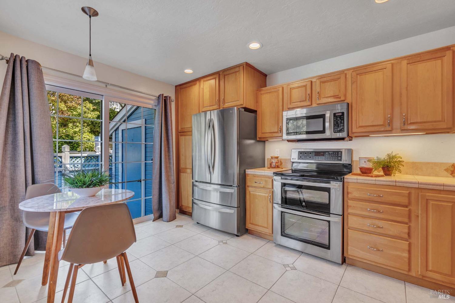 Detail Gallery Image 21 of 71 For 368 Marina Village Way, Benicia,  CA 94510 - 3 Beds | 2/1 Baths