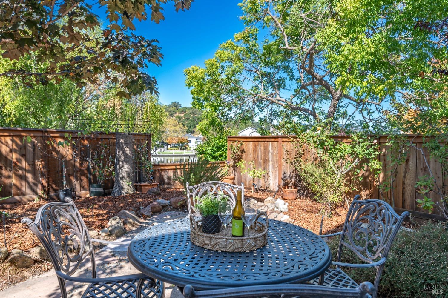 Detail Gallery Image 28 of 39 For 10 Edgewater Ct, San Rafael,  CA 94903 - 4 Beds | 3/1 Baths