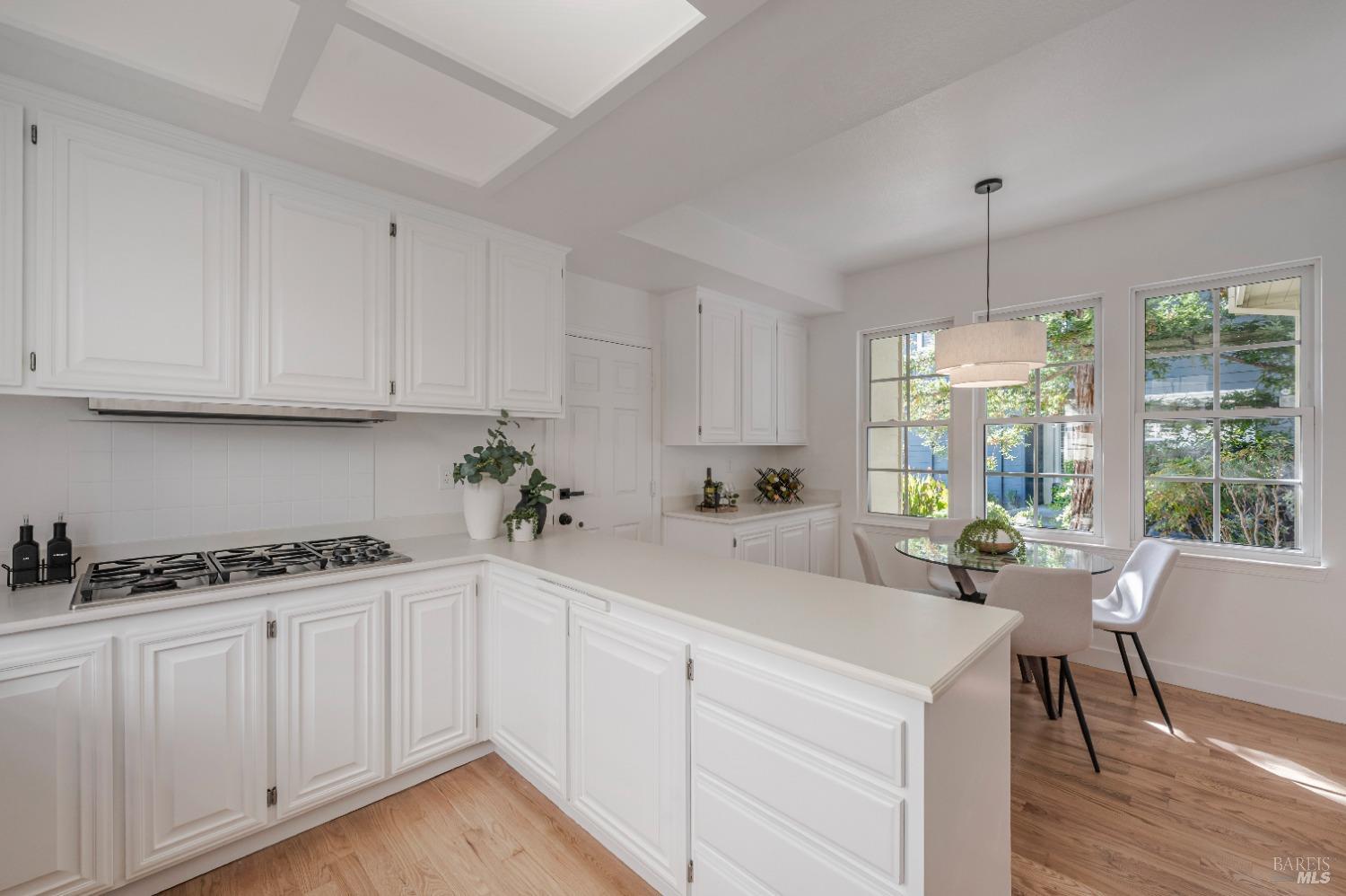 Detail Gallery Image 7 of 39 For 10 Edgewater Ct, San Rafael,  CA 94903 - 4 Beds | 3/1 Baths