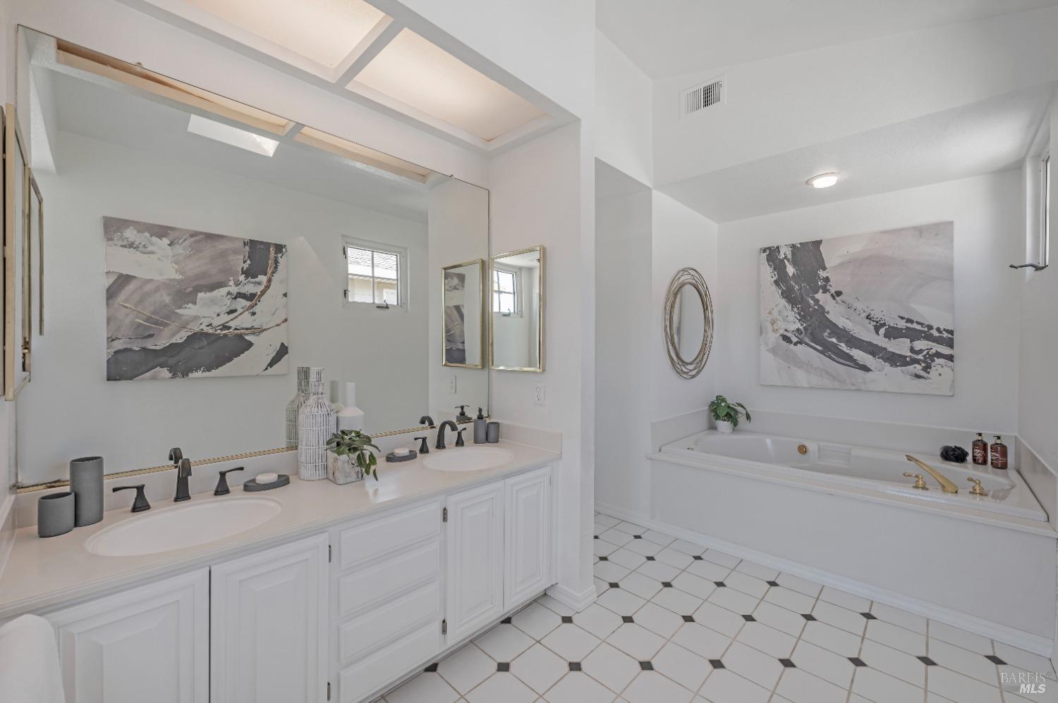 Detail Gallery Image 17 of 39 For 10 Edgewater Ct, San Rafael,  CA 94903 - 4 Beds | 3/1 Baths