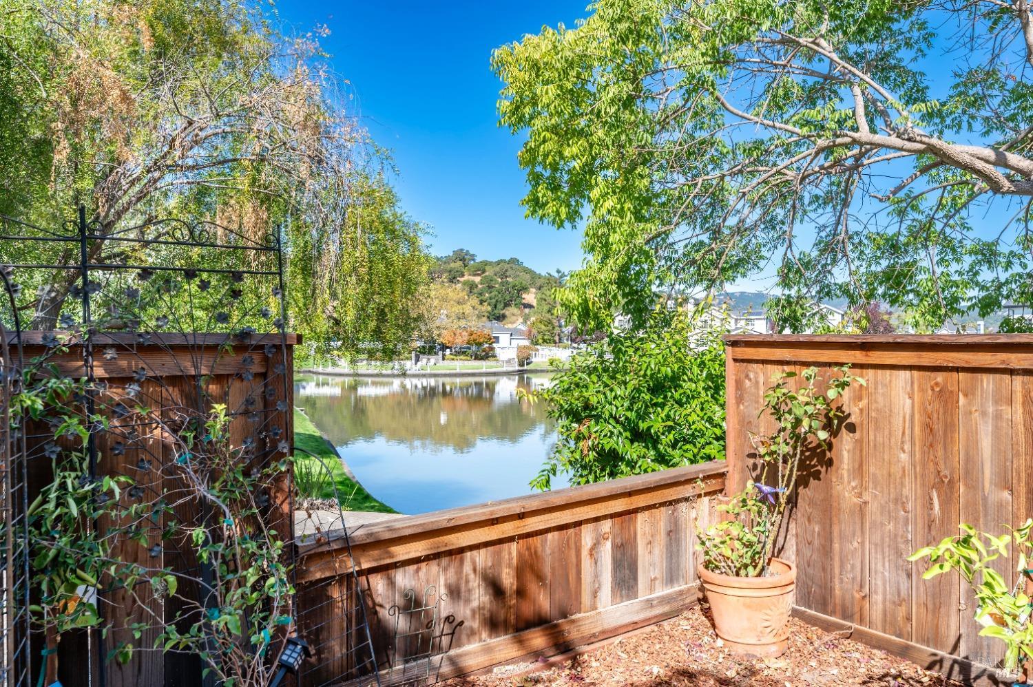 Detail Gallery Image 27 of 39 For 10 Edgewater Ct, San Rafael,  CA 94903 - 4 Beds | 3/1 Baths