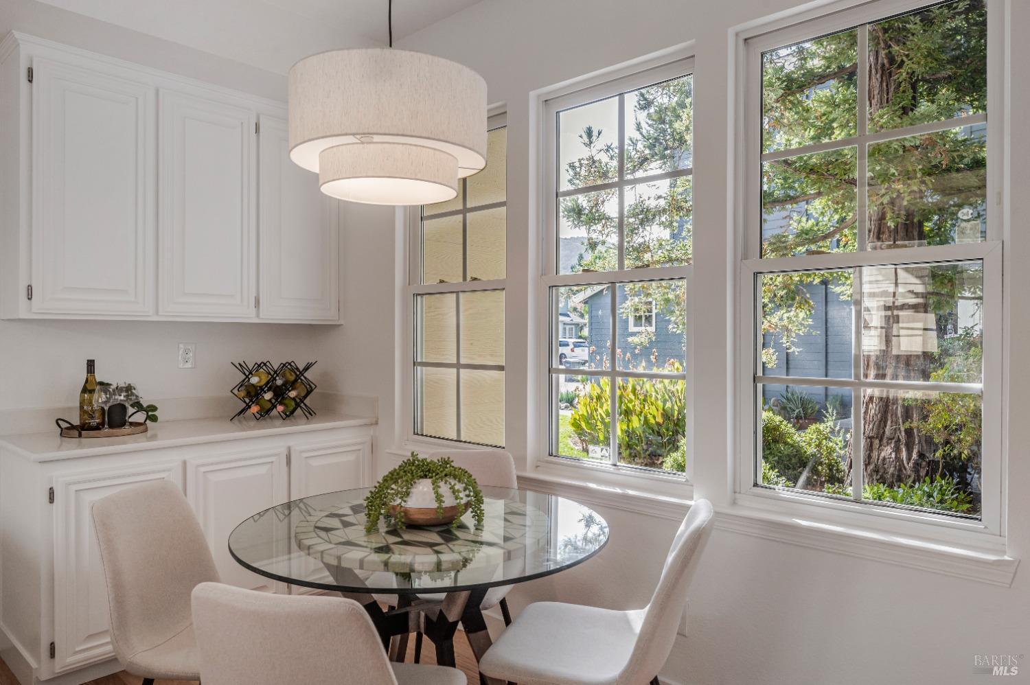 Detail Gallery Image 6 of 39 For 10 Edgewater Ct, San Rafael,  CA 94903 - 4 Beds | 3/1 Baths