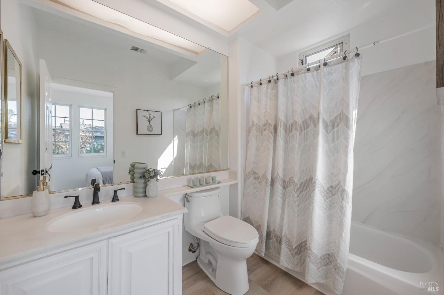 Detail Gallery Image 26 of 39 For 10 Edgewater Ct, San Rafael,  CA 94903 - 4 Beds | 3/1 Baths