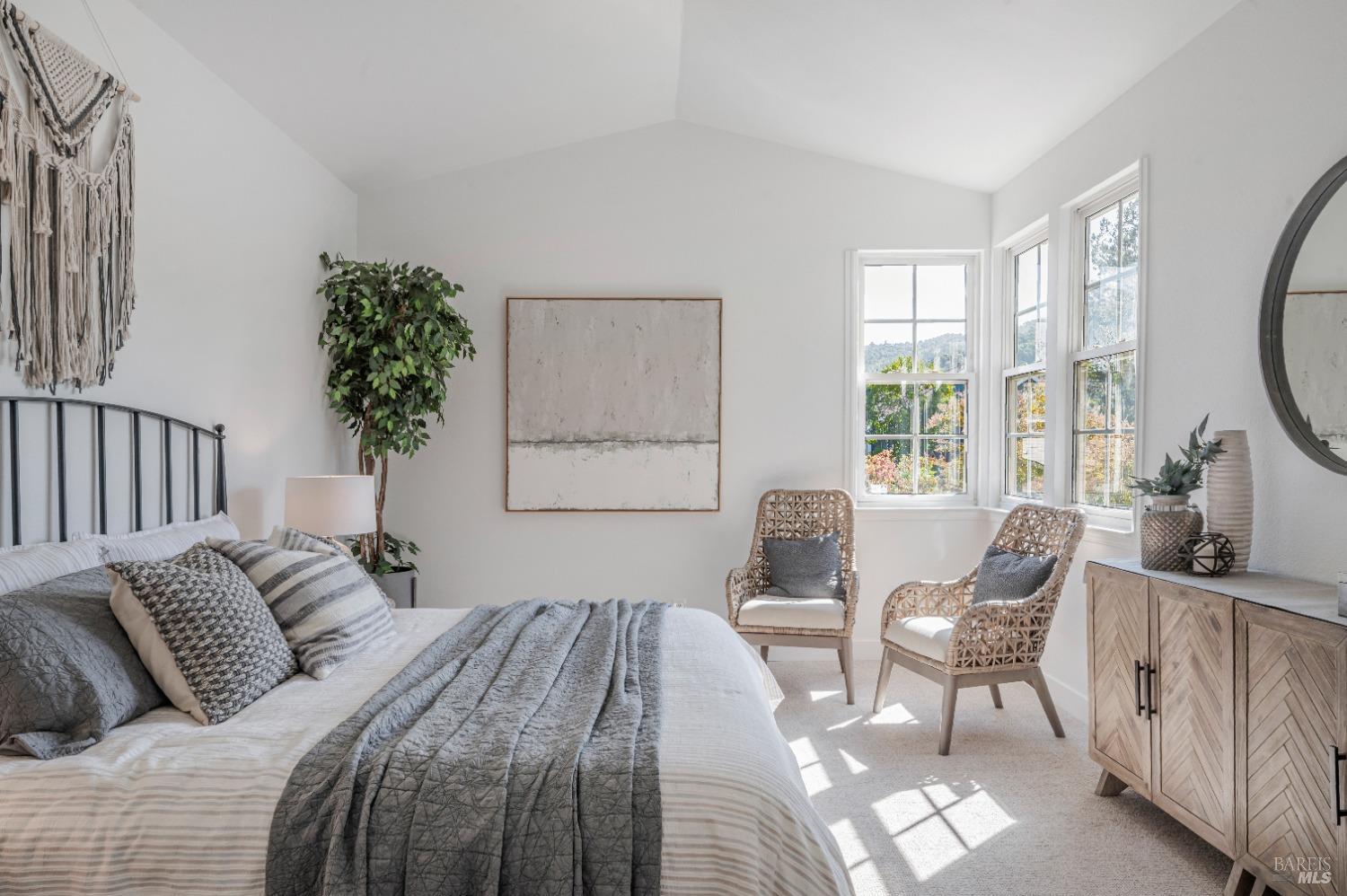 Detail Gallery Image 24 of 39 For 10 Edgewater Ct, San Rafael,  CA 94903 - 4 Beds | 3/1 Baths