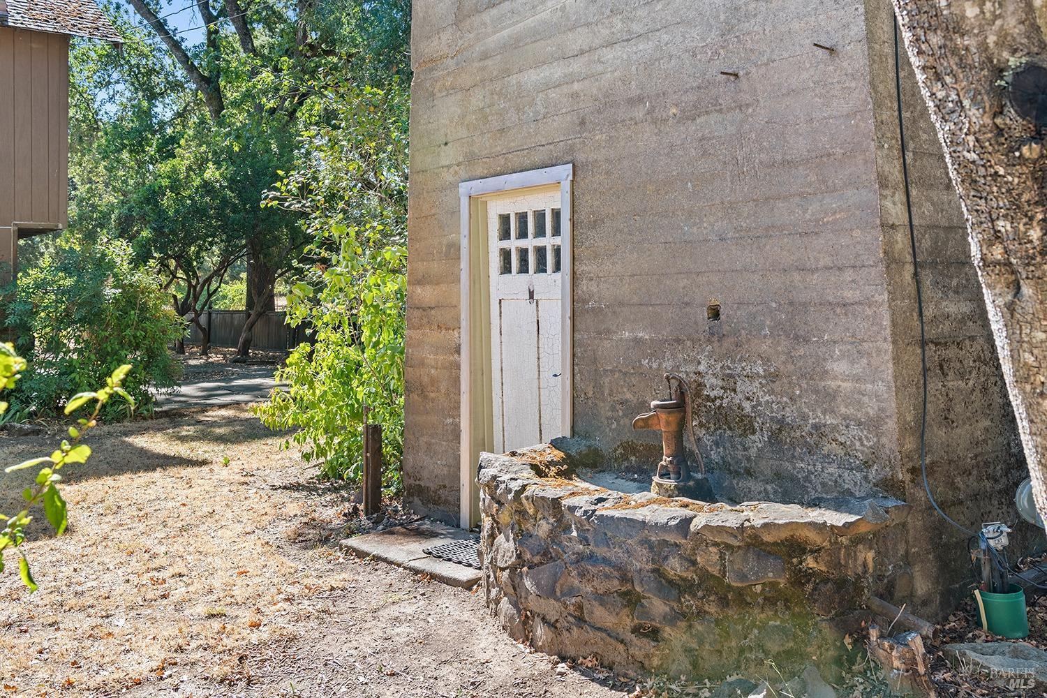 Detail Gallery Image 8 of 65 For 4104 Saint Helena Hwy, Calistoga,  CA 94515 - 4 Beds | 2 Baths