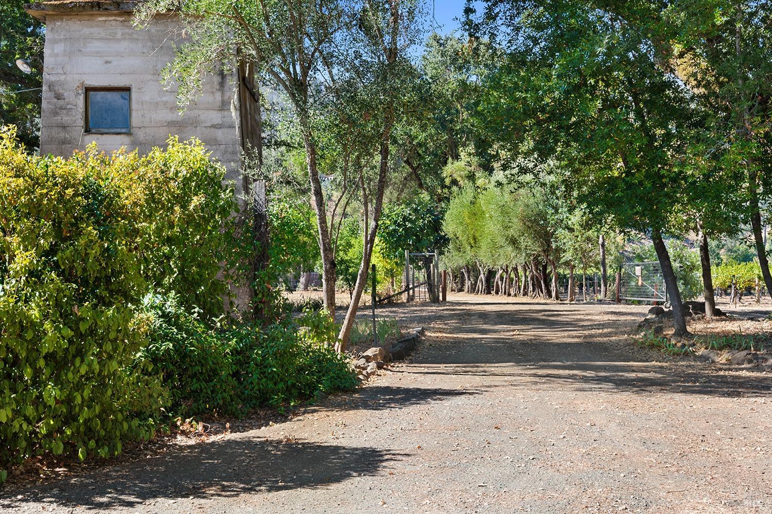 Detail Gallery Image 4 of 65 For 4104 Saint Helena Hwy, Calistoga,  CA 94515 - 4 Beds | 2 Baths